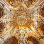 Quelles sont les caractéristiques impressionnantes du plafond cathédrale ?